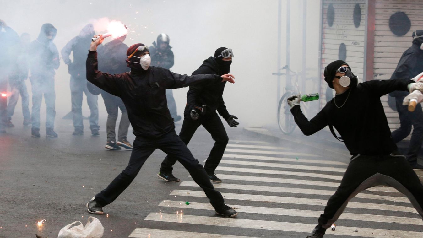 Milánó, 2015. május 1.
A milánói világkiállítást ellenző tüntetők rohamrendőröket dobálnak Milánóban az Expo 2015 megnyitásának napján, 2015. május 1-jén. (MTI/AP/Riccardo De Luca) 