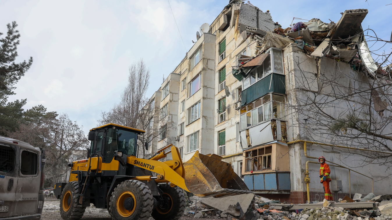 Ukrainian rescuers are dismantling the damaged structures of a residential building 2022,Conflict,November,Residential Building,Ukraine,war Horizontal, orosz-ukrán háború, Ukrajna, Harkov 