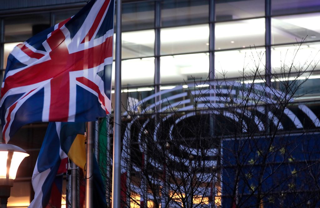 Brüsszel, 2020. január 31.
A brit zászló az Európai Unió többi tagállamának lobogójával az Európai Parlament brüsszeli épülete előtt 2020. január 31-én. Közép-európai idő szerint éjfélkor megszűnik az Egyesült Királyság tagsága az EU-ban.
MTI/AP/Virginia 