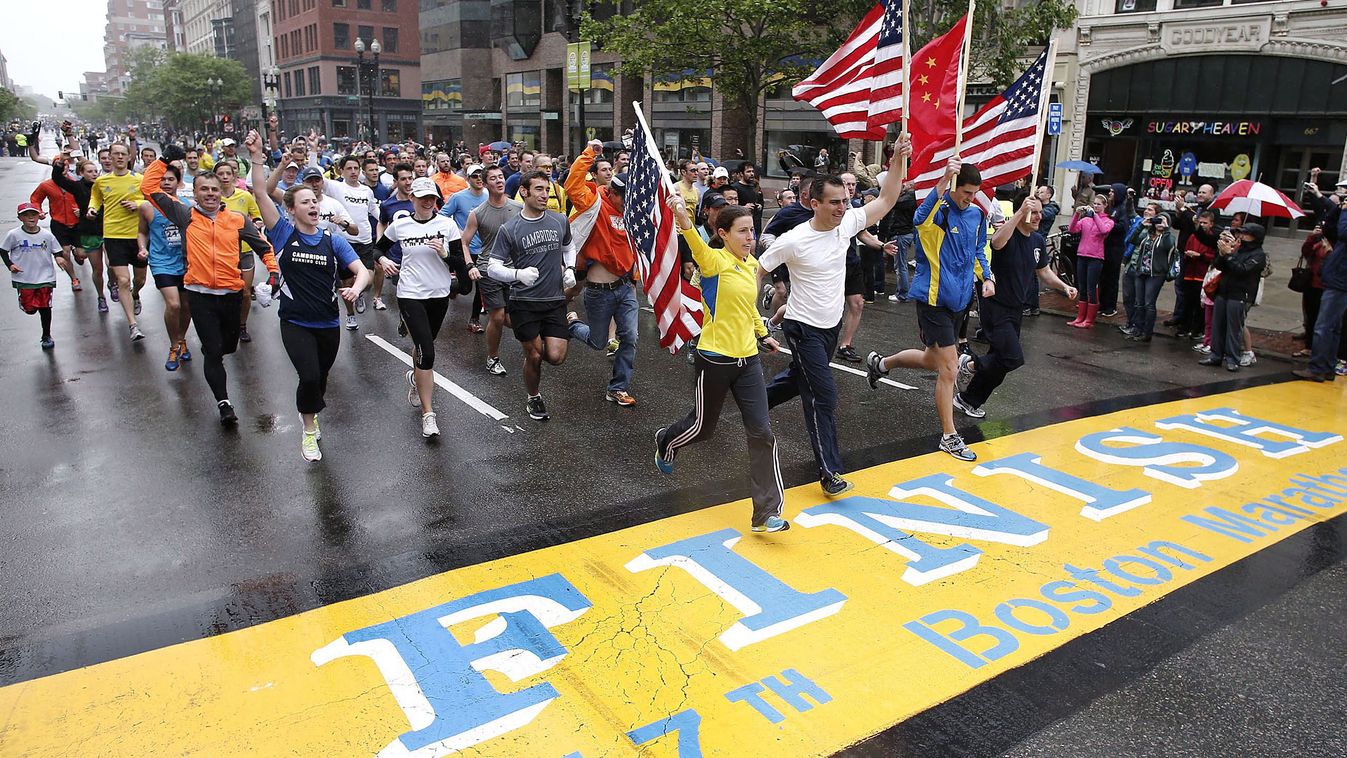 résztvevők célba érnek a robbantás miatt félbeszakadt Boston Maraton befejező eseményén, Bostoni robbantás, Befejezett futam 