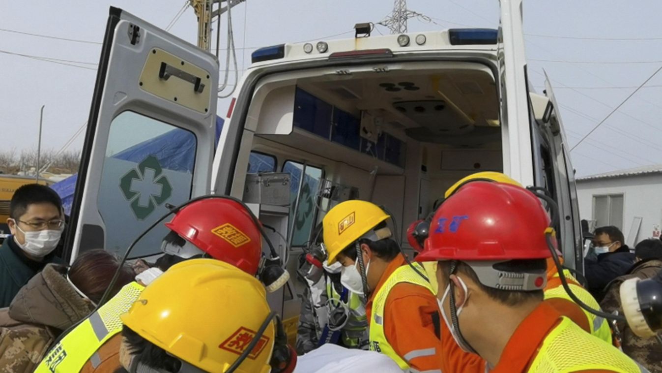 Csihszia, 2021. január 24.
A Hszinhua kínai állami hírügynökség által közreadott képen a mentőcsapatok tagjai viszik a berobbant aranybányából kimenekített bányászok egyikét a kelet-kínai Santung tartományban fekvő Csihsziában 2021. január 24-én. A Jentaj