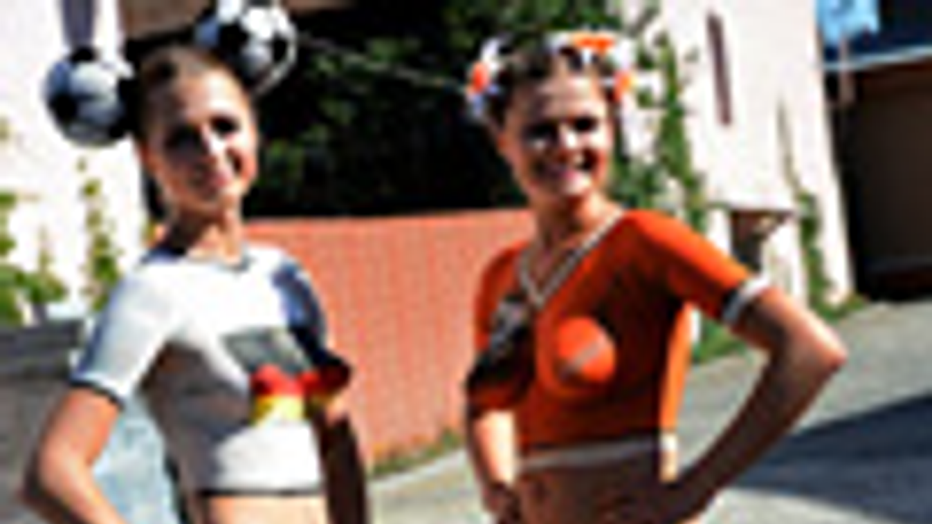 Labdarúgó Eb, Euro 2012, Hollandia-Németország, holland és német mezt festett magára két pucér lány, nap képe