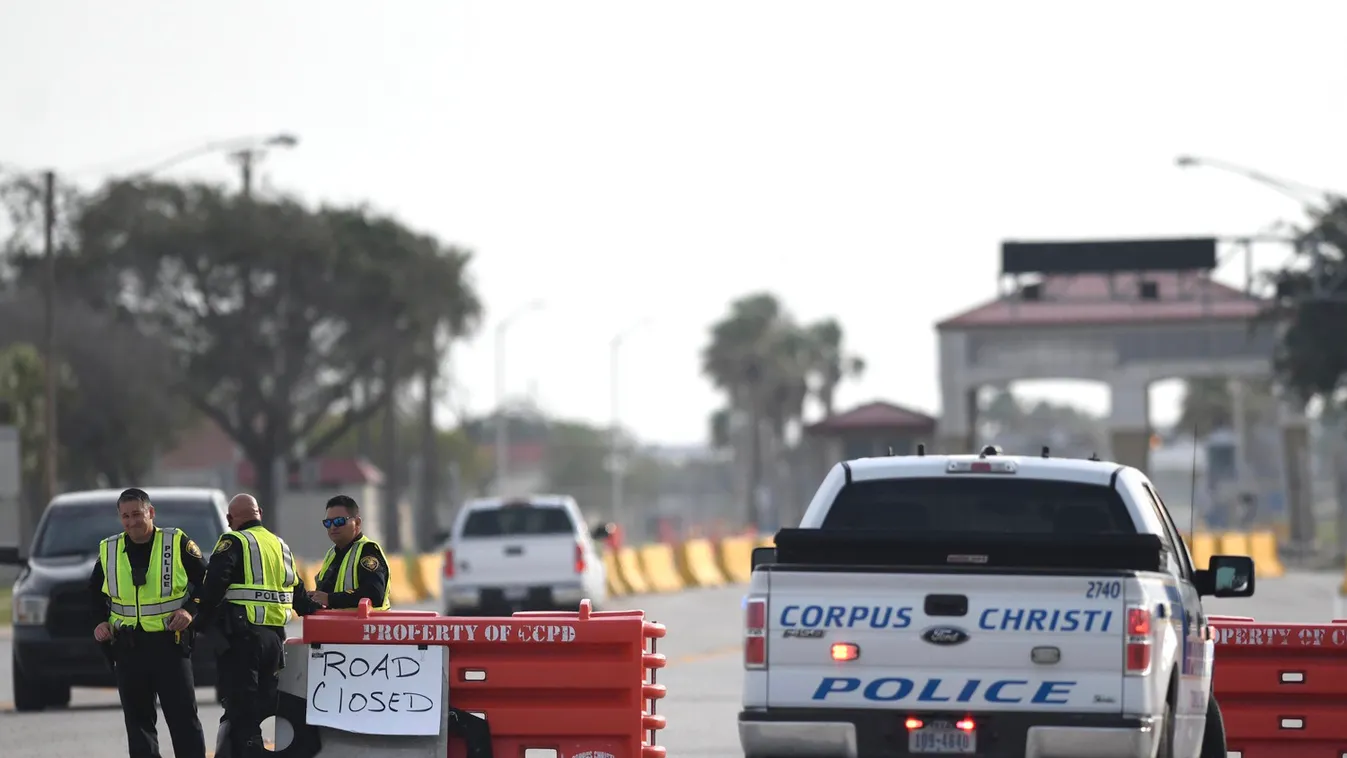 Corpus Christi, 2020. május 22.
Rendőrök a texasi Corpus Christi városban lévő katonai támaszpont előtt elkövetett merénylet helyszínén 2020. május 21-én. Az elkövetőt, aki megpróbált behajtani a támaszpontra az őrök lelőtték, egy katonanő megsebesült.
MT