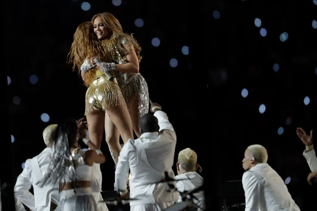 SHAKIRA; LOPEZ, Jennifer Miami Gardens, 2020. február 3.
Shakira kolumbiai (b) és Jennifer Lopez amerikai énekesnő fellép a profi amerikaifutball-liga (NFL) döntője, a Super Bowl félidejében a Miami Gardens-i Hard Rock Stadionban 2020. február 2-án. Az NF