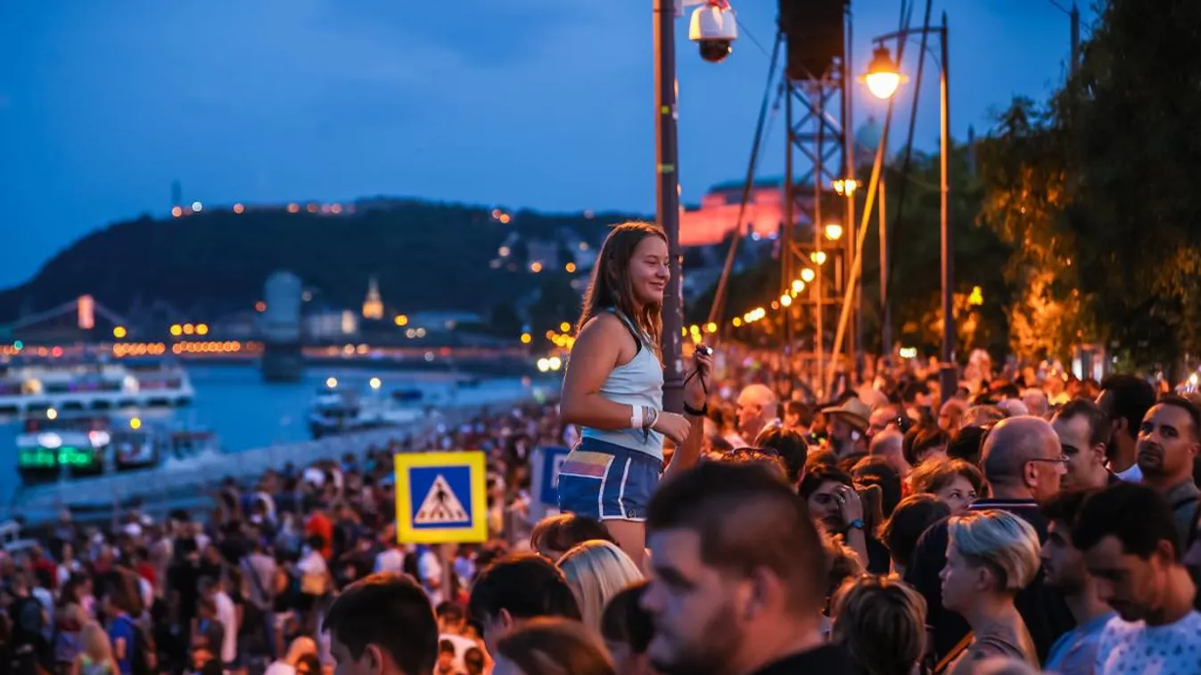 Tűzijáték, Budapest, 2022.08.27., tömeg, „Tűz és fények játéka" című műsor, 