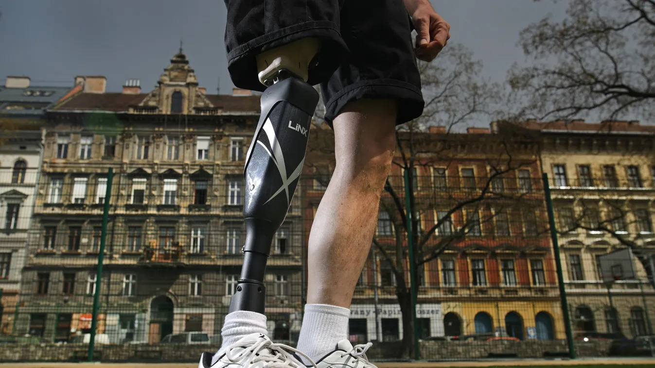 Turai László ortopéd műszerész teszteli az első "robotlábat", az Ortoprofil Linxet 2016 április 6-án. A láb bluetooth kapcsolattal tesztelhető, állítható, mikromotorok és hidraulika segítségével teszi természetesebbé a művégtaggal való járást. Turai Lászl