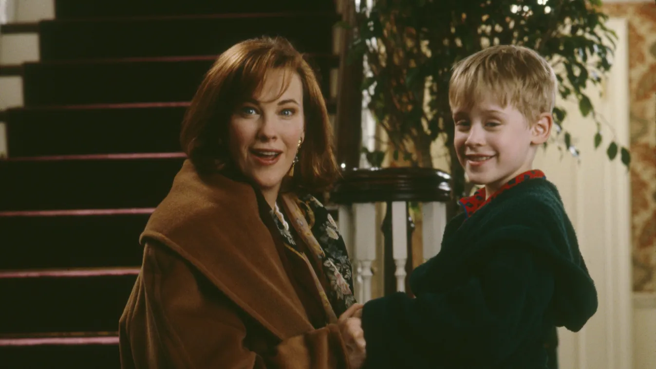 Home Alone Cinema comedy child   boy WOMAN MOTHER SON smile LAUGHING complicity 