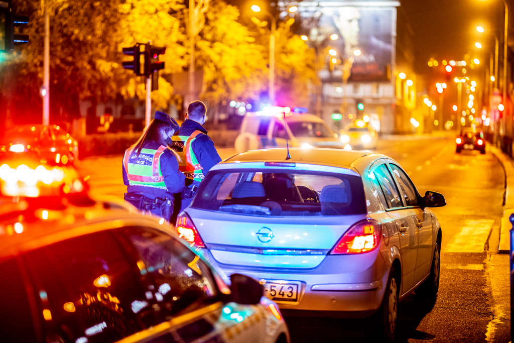 koronavírus, kijárási tilalom, kijárási, korlátozás, Budapest, este, igazoltatás, autó, rendőrök 