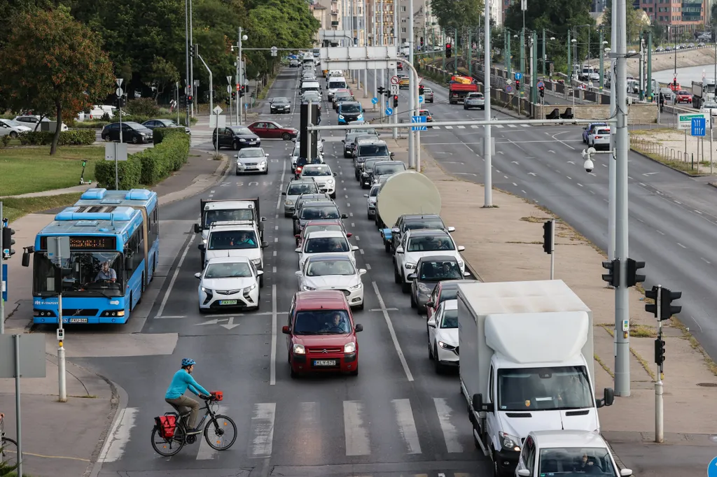 dugó, közlekedés, forgalom, autó, belváros, Budapest, budai rakpart, Margit híd, 2021.09.01. 