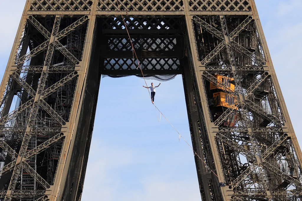 Francia kötéltáncos Párizs felett 