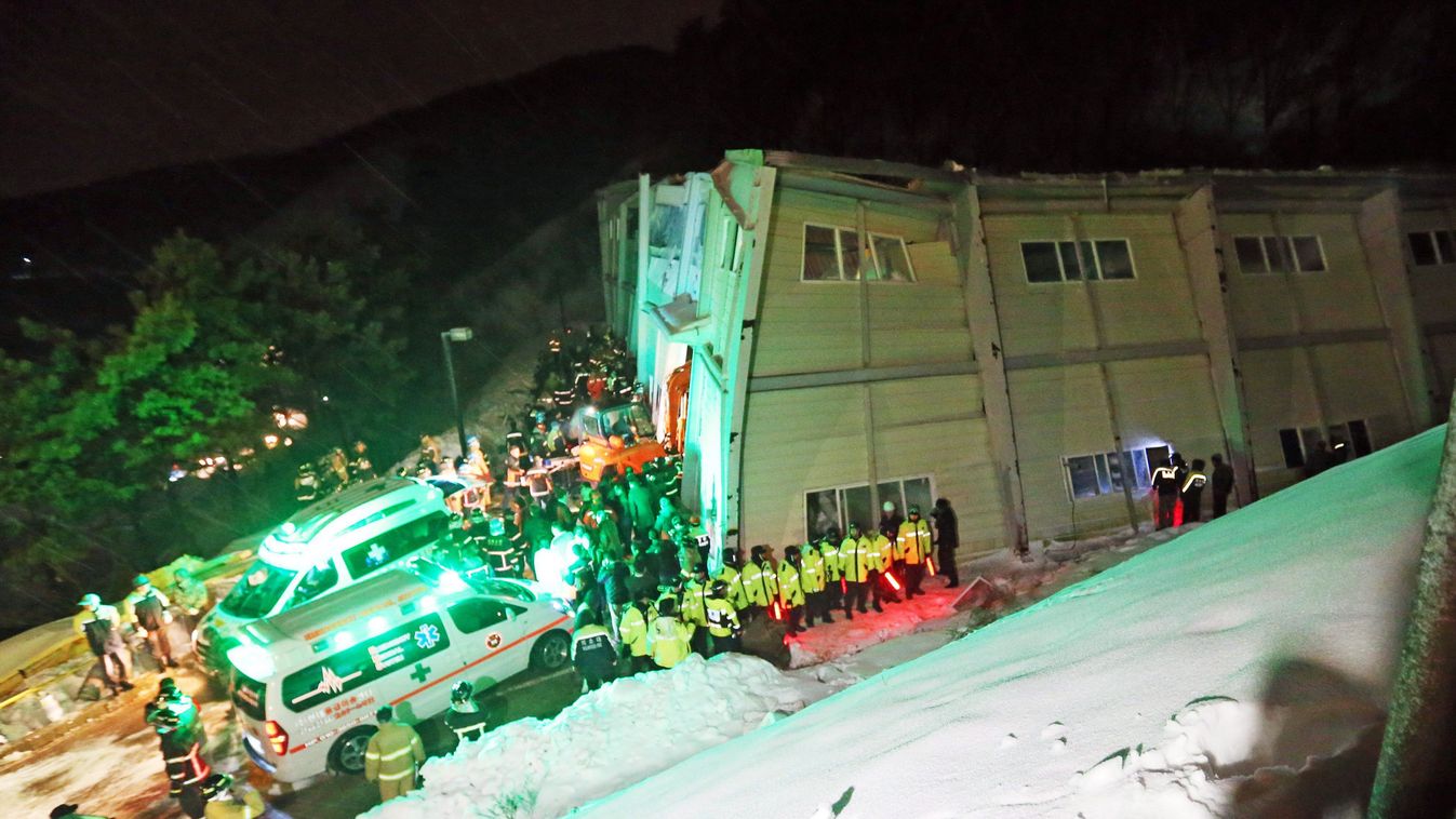 Mentőcsapat tagjai a helyszínen, ahol összeomlott egy szórakozóhely épülete a dél-koreai Kjongdzsu városában 2014. február 18-án. 