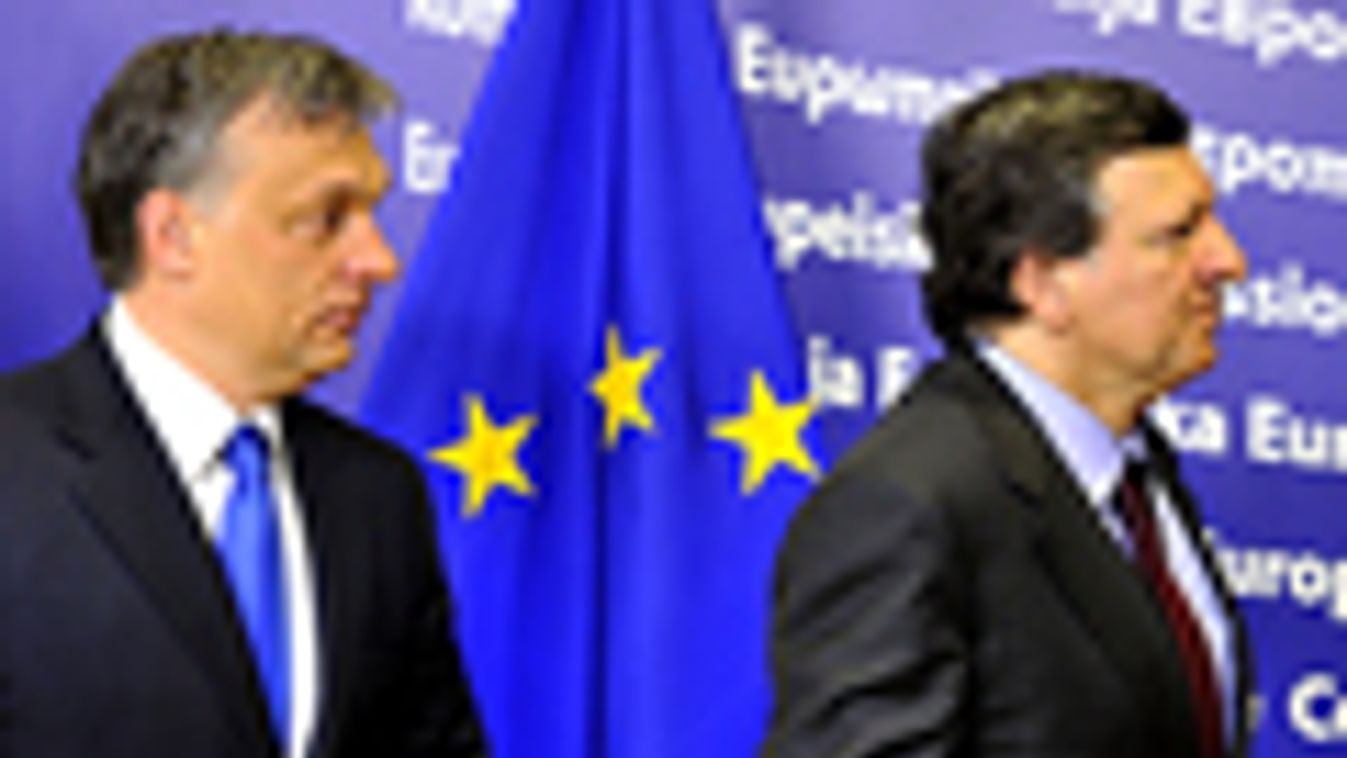 José Manuel BARROSO, az Európai Bizottság elnöke (j) üdvözli ORBÁN Viktor magyar miniszterelnököt az EU brüsszeli székházában 2012.04.24-én