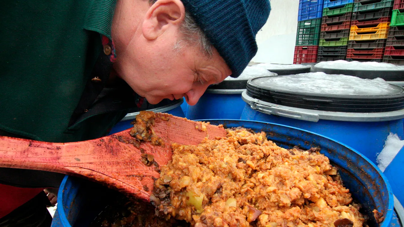 Varga László cefre lőre pálinkafőző CSELEKVÉS HÉTKÖZNAPI férfiak munkában hordó Csetény, 2008. január 15.
A műanyag hordóban birsalma erjed. A Bakonyban található erdei vadgyümölcsökből készít pálinkát a csetényi Varga László pálinkafőző-mester. Az 1967-b