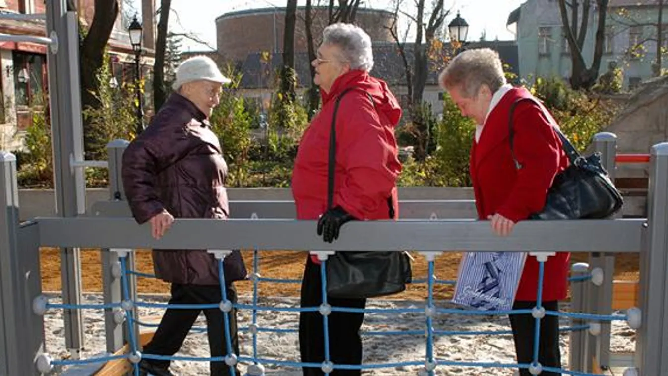 nők, biztosítás, Idősek függőhídon játszanak a részükre kialakított játszótéren Győr belvárosában 