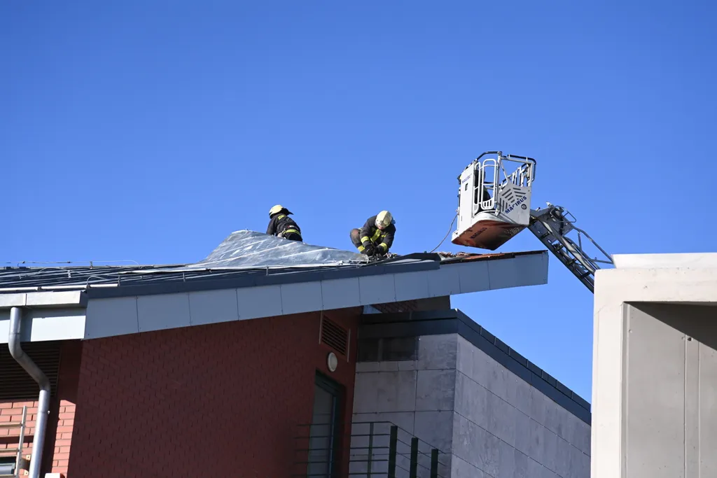 szél, erős szél, viharos, brutális szélvihar, másodfokú riasztást adott ki az erős szél miatt a meteorológiai szolgálat, narancs riasztás, időjárás, 2022.01.30. 