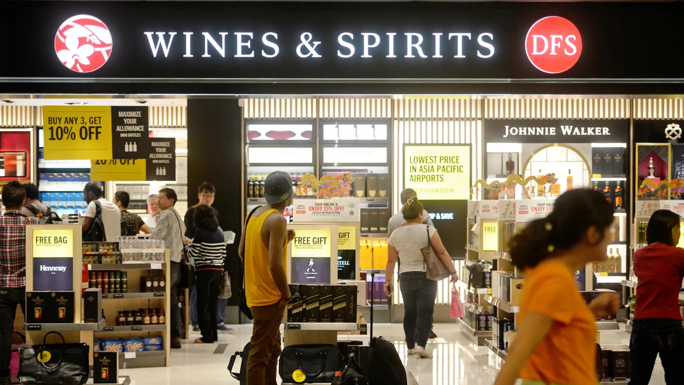 Duty Free shop repülőtér Changi Szingapúr bolt wines and spirits shopping alcohol DFS SQUARE FORMAT People shop at a Duty Free shop selling wines and spirits at the Changi Airport Terminal 1 arrival area on 10 February 