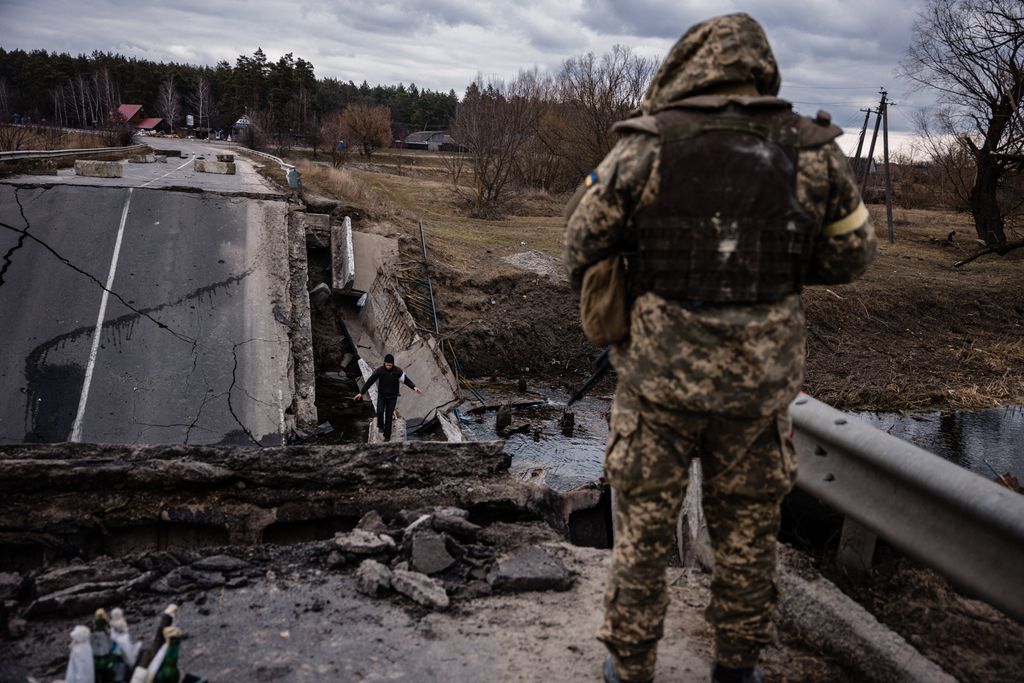 Ukrán válság 2022, ukrán, orosz, háború, orosz-ukrán háború, ukrán konfliktus, katona, felrobbantott híd, war conflict army Horizontal 