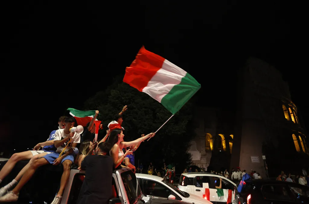 Italians celebrate the EURO 2020 trophy Euro 2020,Italy,trophy Horizontal 