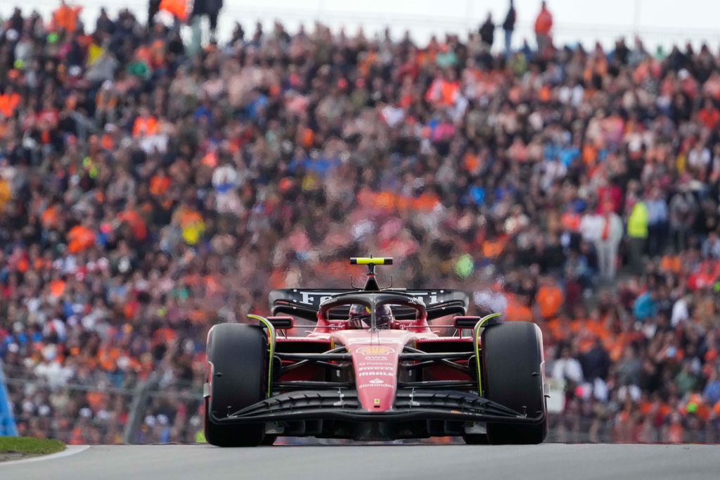 SAINZ, Carlos Zandvoort, 2023. augusztus 27.
Carlos Sainz, a Ferrari spanyol versenyzője a Forma-1-es autós gyorsasági világbajnokság Holland Nagydíján a zandvoorti pályán 2023. augusztus 27-én.
MTI/AP/Peter Dejong 