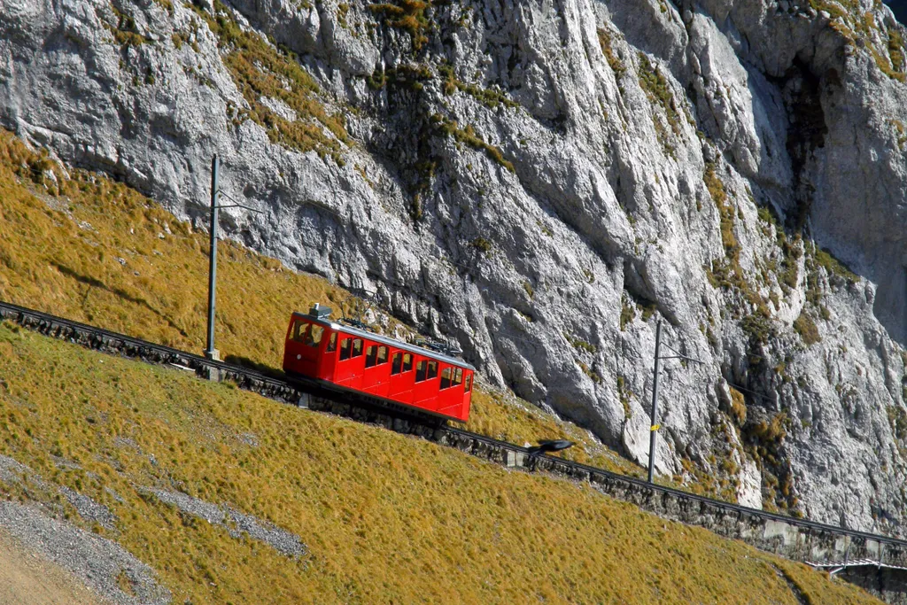 A világ legmeredekebb fogaskerekű vasútja a Svájci-Alpokban közlekedik, galéria, 2023 