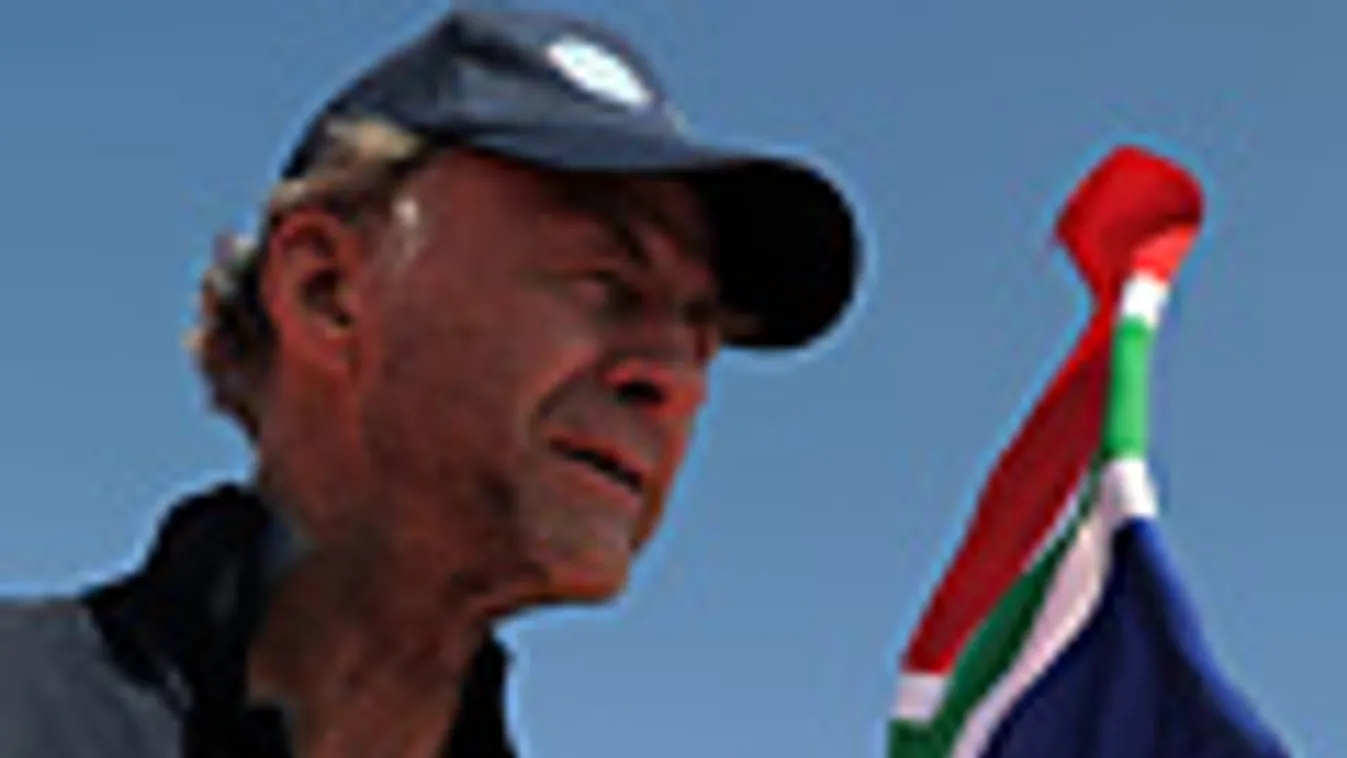 Sir Ranulph Fiennes kalandor mindenféle külső segítség és  a mentés lehetősége nélkül akarja átszelni sítalpakon az Antarktiszt 