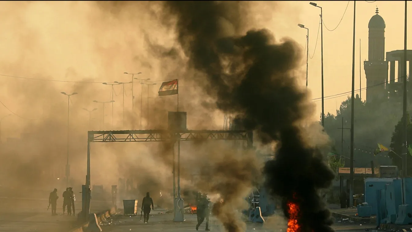 Bagdad, 2019. október 6.
Kormányellenes iraki tüntetők által felgyújtott útakadály ég Bagdadban 2019. október 6-án. Irak több városában október eleje óta zajlanak tüntetések a munkanélküliség, a kormányzati korrupció és a hiányos közszolgáltatások miatt. 