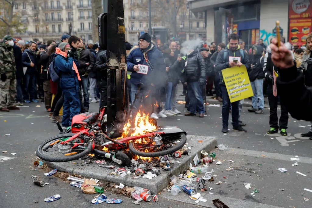 Franciaország, Macron, nyugdíjreform, tüntetés, gyújtogatás 