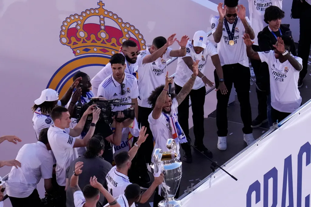 Madrid, 2022. május 30.
A Real Madrid játékosai egy nyitott tetejű buszon ünnepelnek a BL-trófeával a madridi városháza előtt 2022. május 29-én, egy nappal azután, hogy csapatuk 1-0-ra győzött a Liverpool FC ellen a labdarúgó Bajnokok Ligájának franciaors