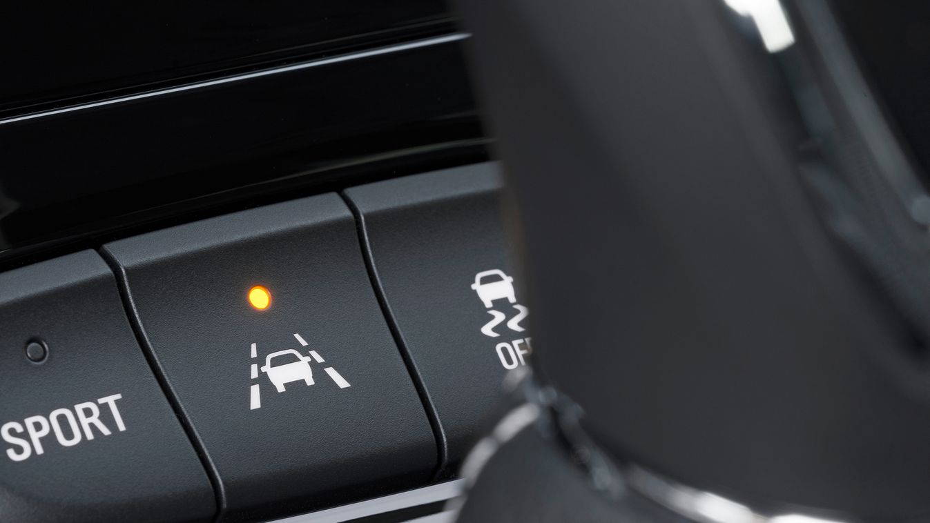 sávtartásra és sávelhagyásra figyelmeztető rendszer Extrák a kocsiban, amelyek biztonságos élménnyé teszik a vezetést 