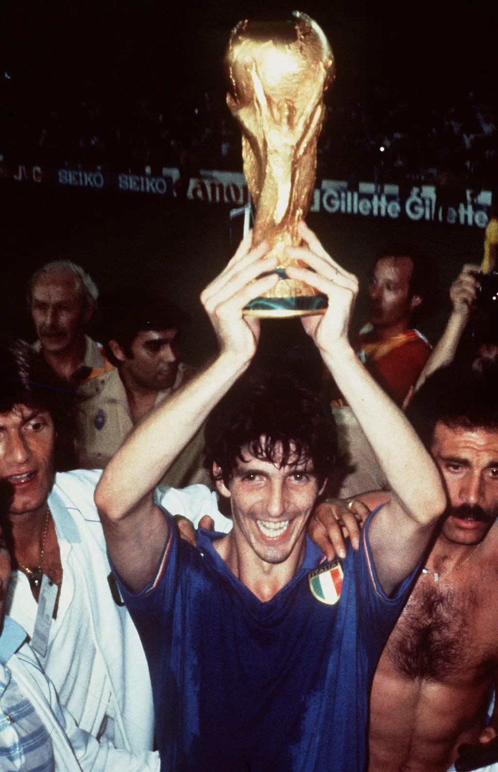 1982 FIFA World Cup - Paolo Rossi with World Cup Trophy .Fußball .Länderspiel .Personen .Sport People Pokal SPO SPORT Weltmeisterschaft cup FOOTBALL from_the_front frontal historic historical historisch international_match soccer soccer_world_cup sports T