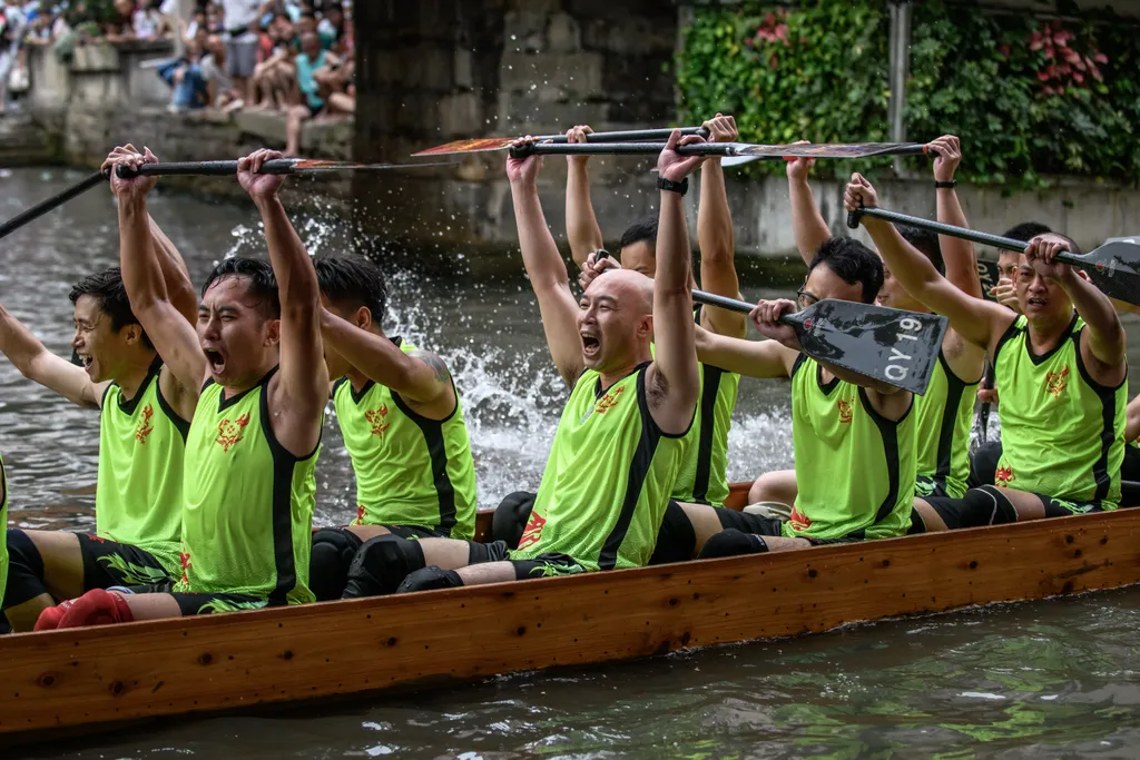 Sárkányhajó Kína Dragon boat drifting in Chinaâs Foshan festival 