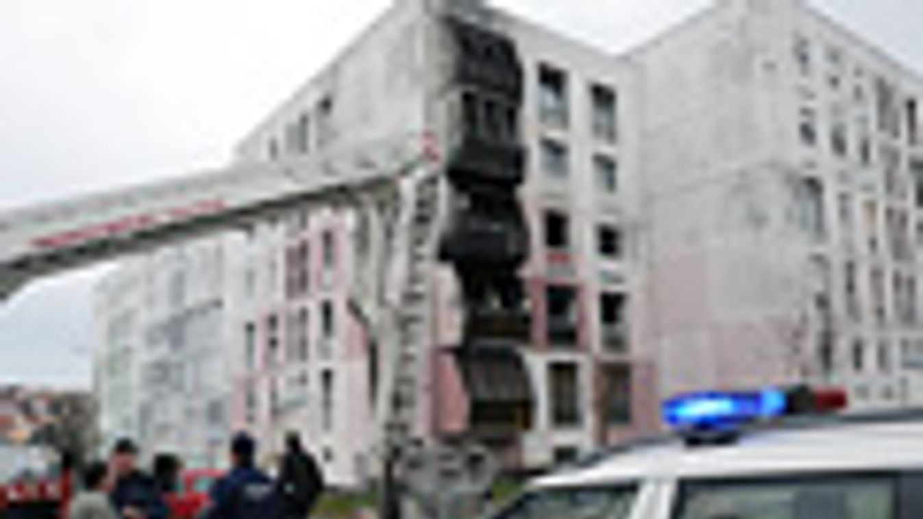 Kiégett lakások Komlón, a Nagyszántó utcában, ahol robbanás miatt tűz ütött ki egy társasházban