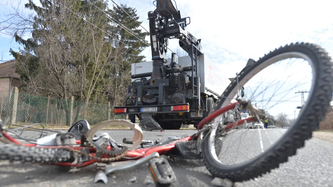 Tököl, 2019. február 26.
Összeroncsolódott kerékpár és egy tehergépjármű a tököli Csépi úton, ahol a teherautó halálra gázolta a biciklist 2019. február 26-án. A kerékpáros a gépjármű alá esett, a szigetszentmiklósi tűzoltók kiemelték onnan, de az életét 