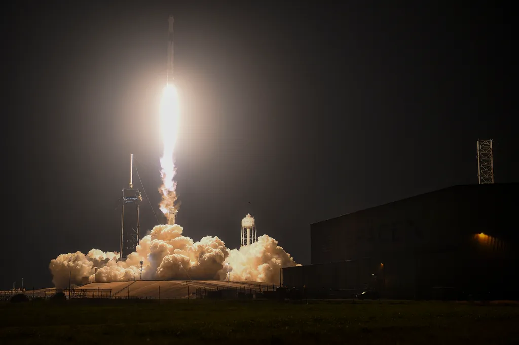 Elstartolt a Space X Falcon rakétája 
 space Horizontal 