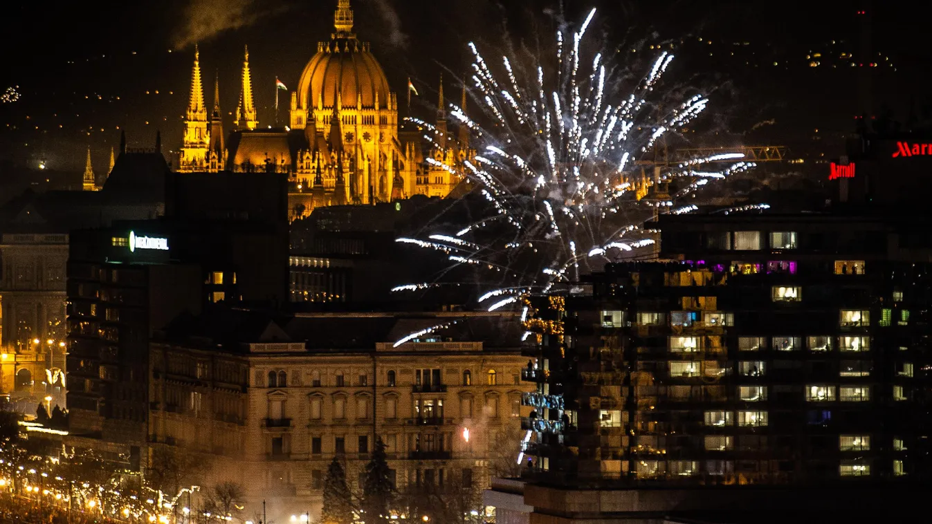 Szilveszter, éjszaka, tűzijáték, éjfél, újév, Gellért-hegy, Gellért, budapest 