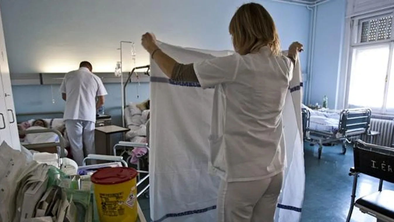 egészségügyi biztosítások, VIP-kórház egy casco árából, Ápolók dolgoznak a Semmelweis Egyetem Ér- és Szívsebészeti Klinikájának egyik kórtermében, 2012-ben - képünk illusztráció 