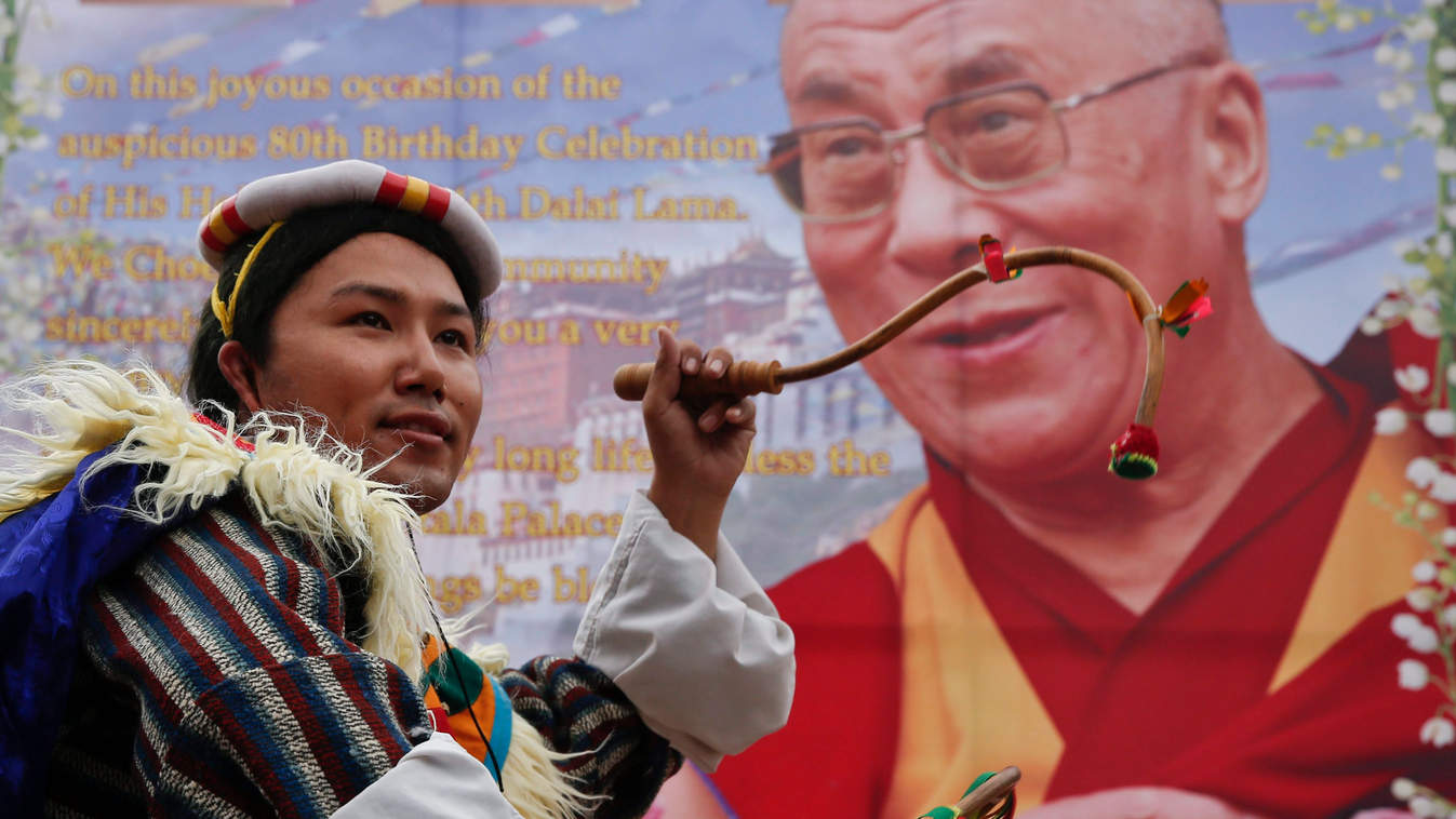 Tendzin, Gyaco Katmandu, 2015. július 6.
Fiatal tibetiek táncot adnak elő a buddhista vallási vezető, a dalai láma 80. születésnapja alkalmából tartott ünnepségen Katmanduban 2015. július 6-án. A dalai láma a Gergely-naptár szerint 1935. július 6-án szüle