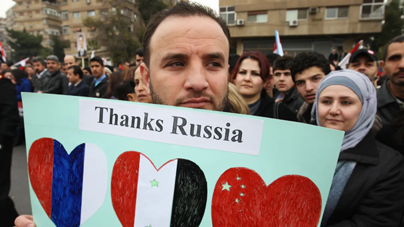 Szíria, kormánypárti tüntetés Damaszkuszban, Bassár el-Aszad mellett tüntető tömeg Orosz, Kínai zászlókkal 