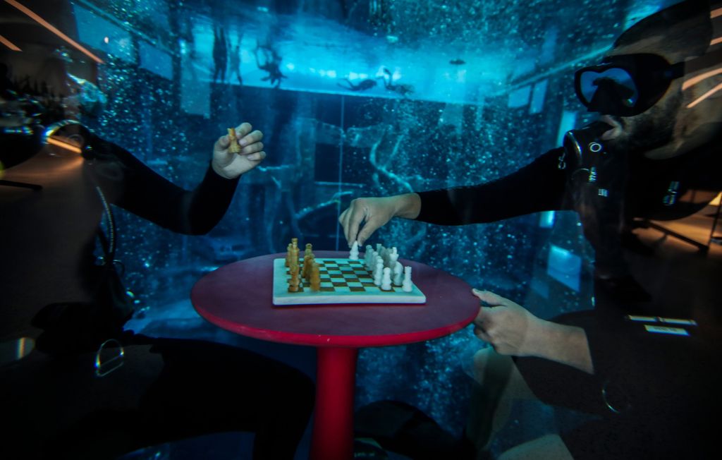 Világrekorder medence épült Dubajban búvároknak, akik még sakkozhatnak is a víz alatt - a közönség pedig nézheti őket, merülés, búvárkodás, Dubaj, medence, rekord, rekorder, GUiness-rekord, Guiness 