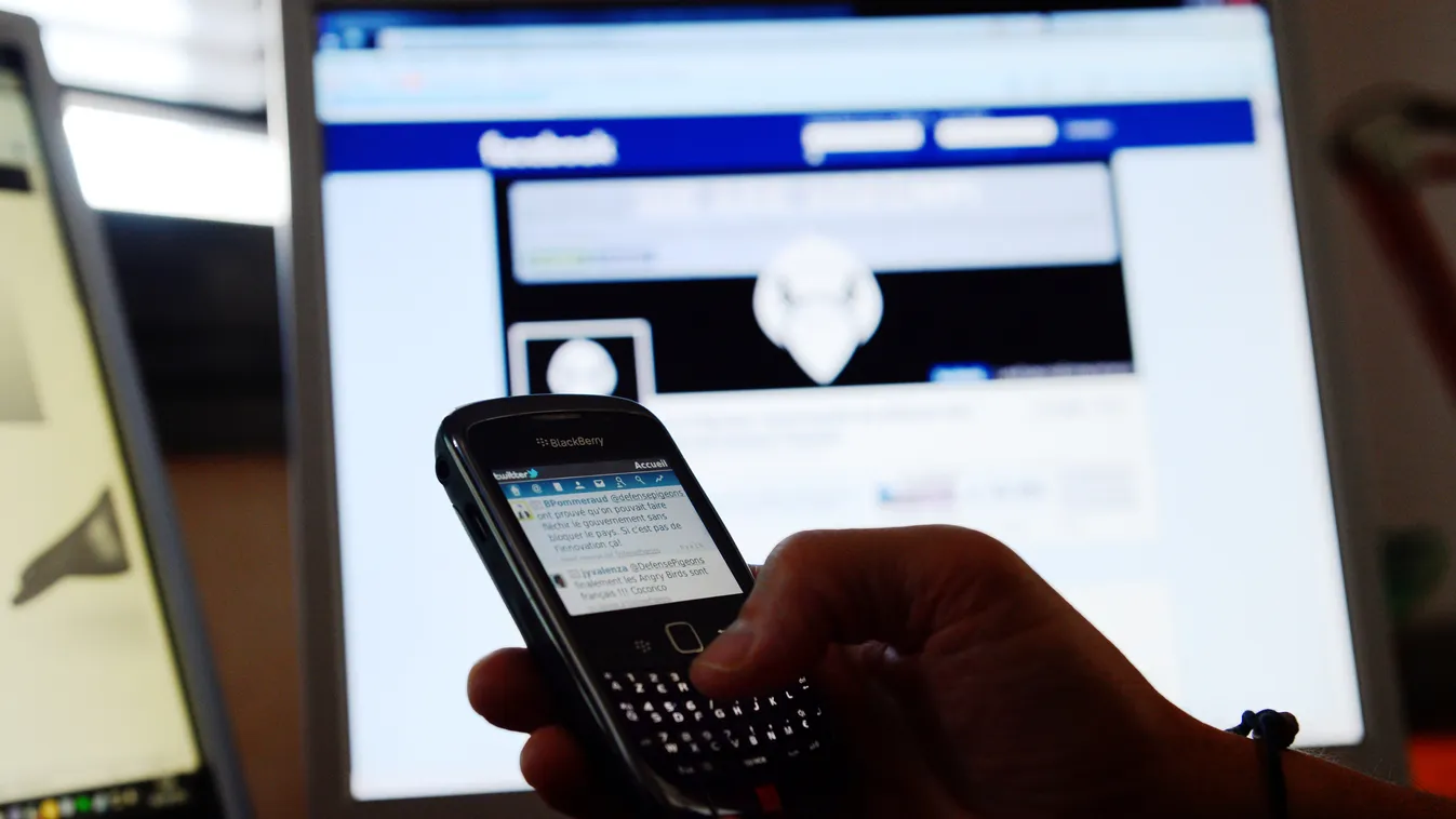 facebookot néz telefonon 