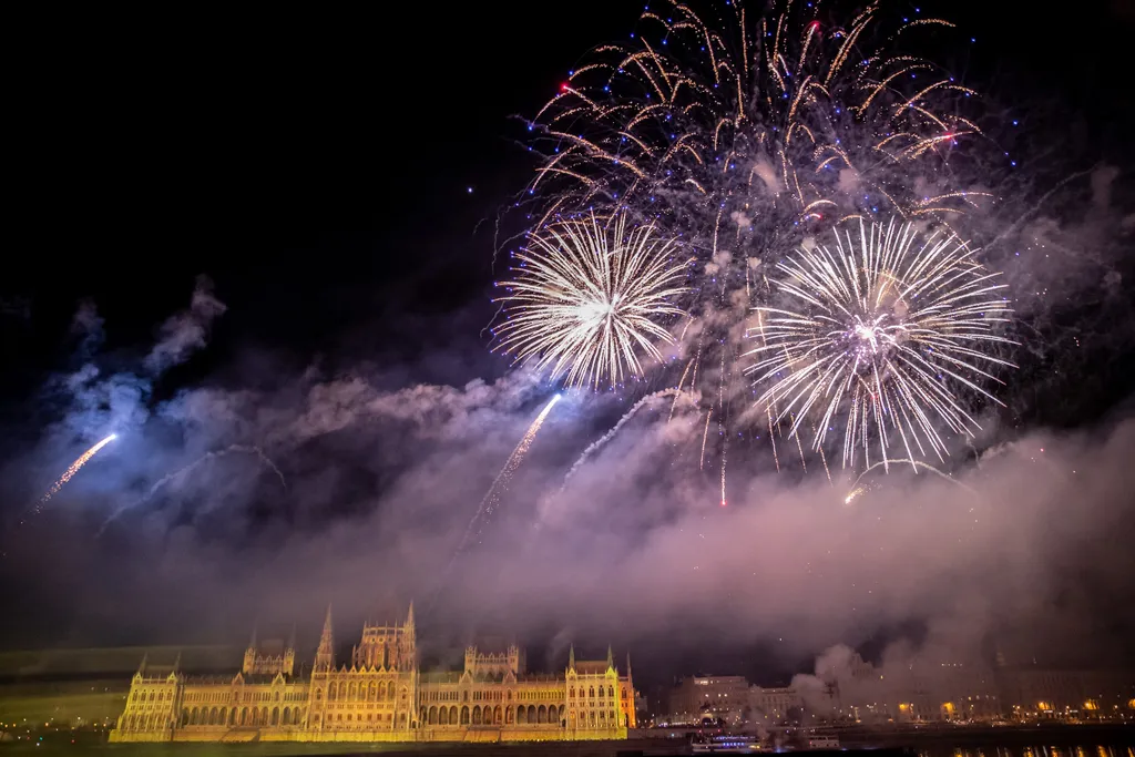 Tűzijáték, Budapest, 2022.08.27., tömeg, „Tűz és fények játéka" című műsor, fényfestés, drónshow, 3 rész 