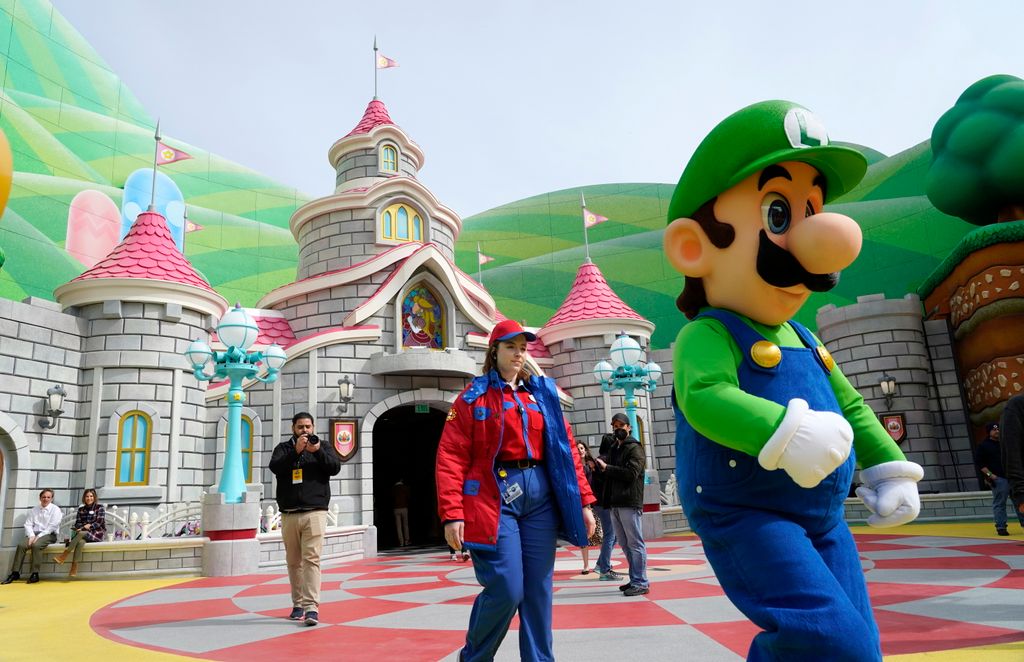 Super Nintendo World megnyitója Kaliforniában
Luigi, a Nintendo videójátékok egyik szereplője sétál a Super Nintendo World főterén az Universal Studios Hollywood részeként megépített tematikus park megnyitója előtti napon, 2023. február 16-án a kalifornia
