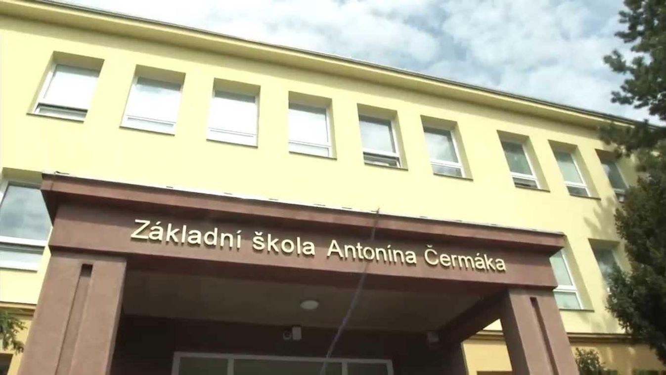 A prágai Antonín Cermák általános iskola főbejárata egyelőre zárva marad. 