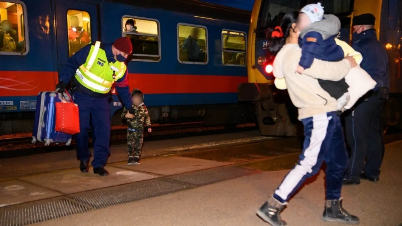 menekült, rendőrség, Ukrajna, pályaudvar 
