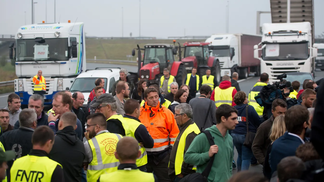 migrations Horizontal French truckers and farmers block the main routes in and out of the port of Calais to call for the closure of the sprawling "Jungle" migrant camp, on September 5, 2016 in Calais.  / AFP PHOTO / PHILIPPE HUGUEN 