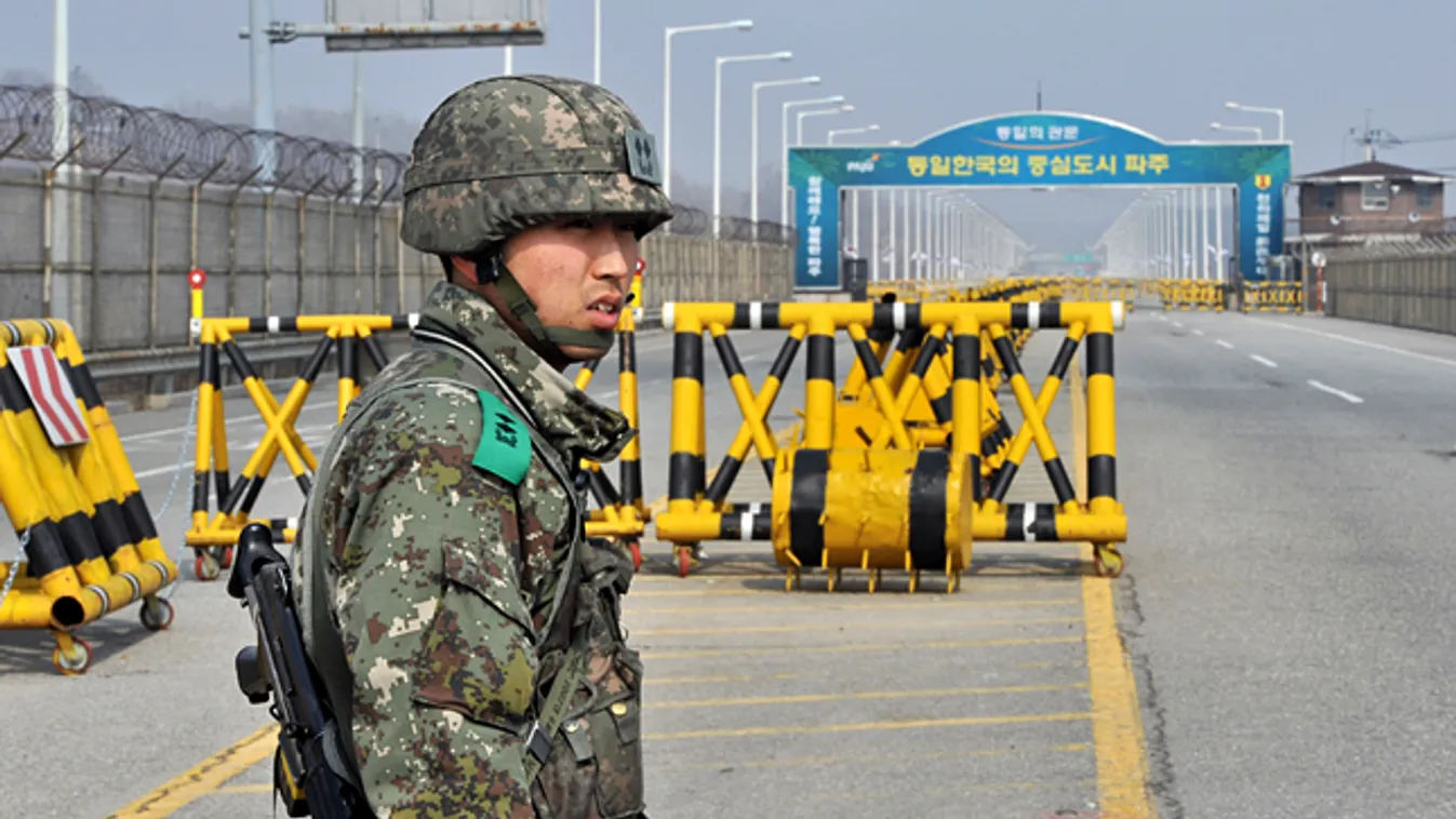 Észak-Korea, Fokozódó feszültség Észak-koreában, dél-koreai határőr a keszongi különleges gazdasági övezet bejáratánál