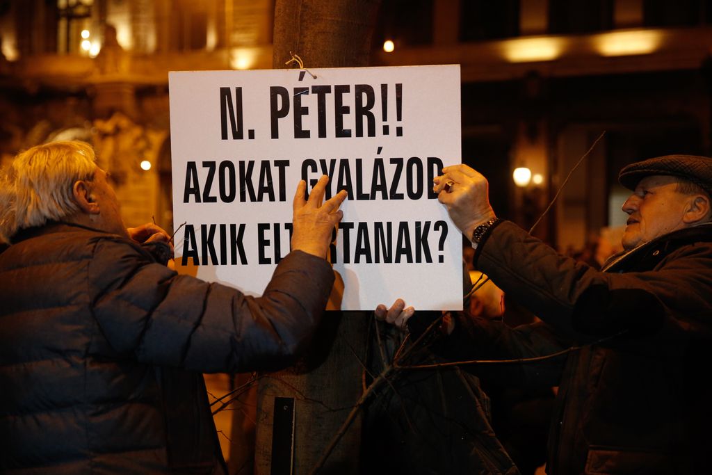 tüntetés Niedermüller Péter erzsébetvárosi polgármester ellen DK Demokratikus Koalíció 