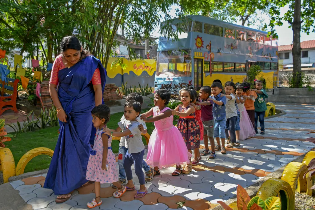 Emeletes buszt rendeztek be osztályteremként az indiai Keralában, India, Kerala, osztályterem, tanterem, iskola, iskolabusz, iskola busz, busz, oktatás, indiai oktatás, india oktatás, átalakított busz 