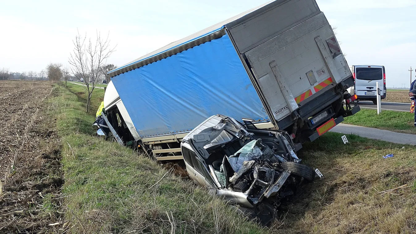 Békéscsaba, 2019. november 19.
Ütközésben összetört kamion és személygépkocsi Békéscsaba külterületén, a 44-es főúton 2019. november 19-én. A balesetben a személyautó vezetője életét vesztette.
MTI/Donka Ferenc 