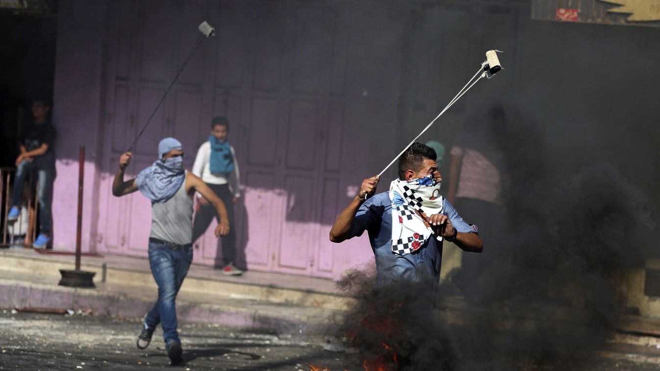 Palesztinok követ dobálnak izraeli katonákra 